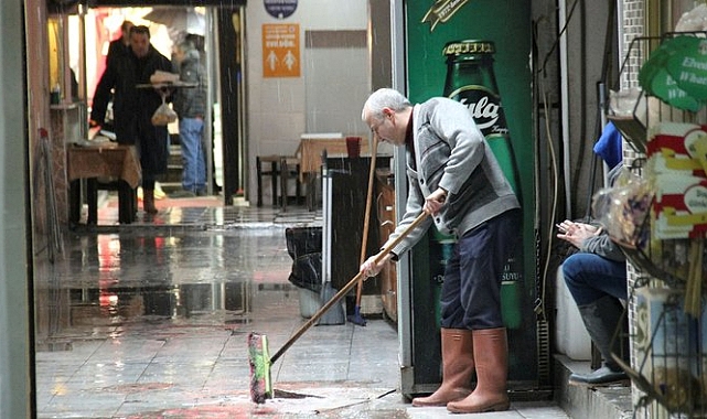 İzmir Kemeraltı'nı sağanak yağış yüzünden su bastı.