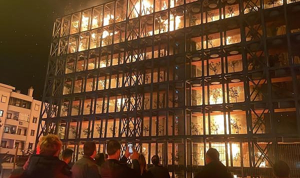 İzmir Narlıdere ünlü sitede yangın! Birçok itfaiye bölgeye sevk edildi…