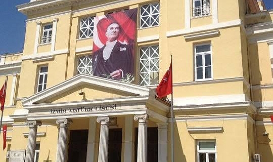 Ak Parti İzmir milletvekili Cemal Bekle mezun olduğu İzmir Atatürk Lisenin restorasyon çalışmalarına destek oldu..