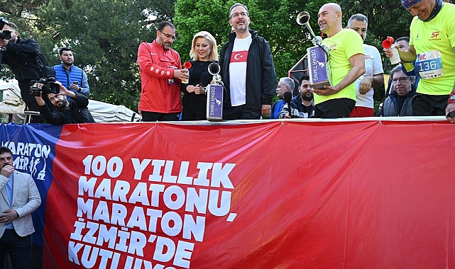 Bakan Kasapoğlu, İzmir’de düzenlenen 10K 19 Mayıs Yol Koşusu’na katıldı