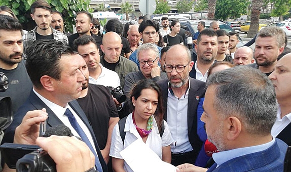 CHP İzmir’den AK Parti binasına siyah çelenk