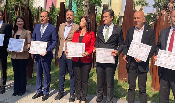 CHP’li Vekiller mazbatalarını aldı