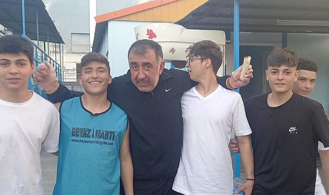 Ferhan Ademhan sahada gençlerle bir araya geldi