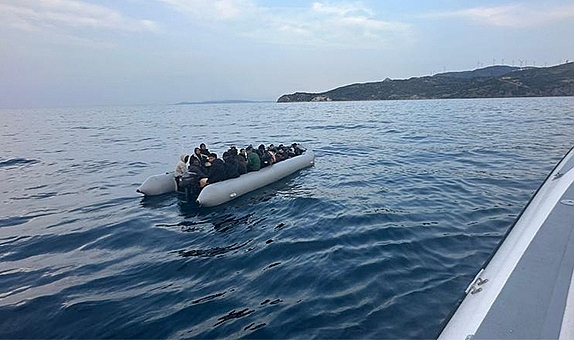 İzmir açıklarında 115 düzensiz göçmen kurtarıldı, 85 göçmen yakalandı