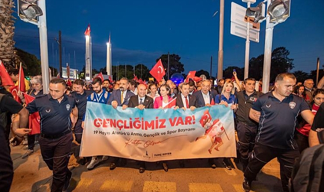 İzmir'de 19 Mayıs coşkusu meydanlara sığmadı