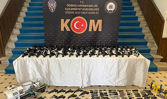 İzmir'de 23 yaşındaki silah tacirini, İzmir polisi enseledi