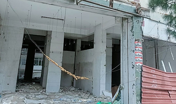 İzmir’de deprem sonrası boşaltılan bina tehlike saçıyor… Mahalle sakinleri isyan etti