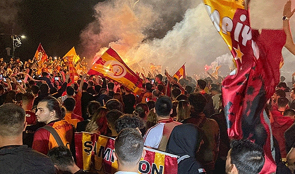 İzmir’de Galatasaray’ın şampiyonluğu coşkuyla kutlandı