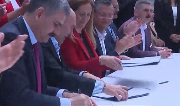 İzmir’de işçilerin yüzü güldü… imzalar atıldı