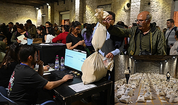 İzmir’de oy torbalarının teslim edildiği ilçe seçim kurulları önünde yoğunluk yaşanıyor
