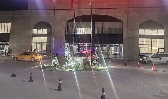 İzmir’de parkta bıçaklı kavga: 17 yaşındaki genç öldü