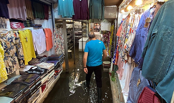İzmir’de sağanak; Tarihi Kemeraltı Çarşısı’nda iş yerlerini su bastı