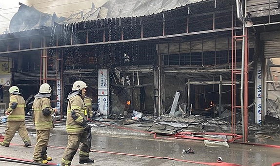 İzmir’de sanayi sitesindeki yangın kontrol altına alındı