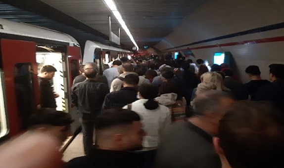 İzmir’de ulaşım krizi: Metro seferlerinde aksama yaşandı