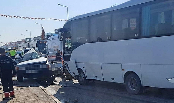 İzmir Güzelbahçe’de asker ve sivil memurları taşıyan servis midibüsü kaza yaptı: 1 ölü, 6 yaralı
