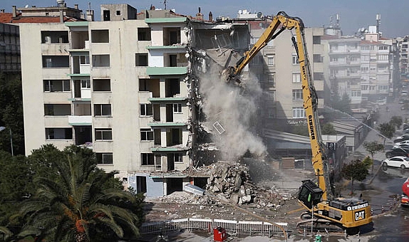 İzmir’in 40 yıllık ‘Pisa Kuleleri’ yıkıldı