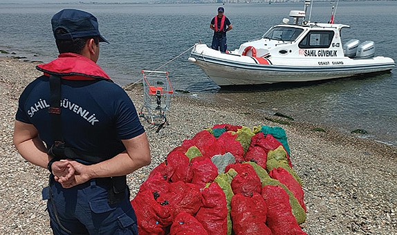 İzmir Körfezi’nde kaçak avlanma cezası!