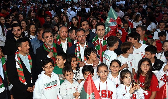 Karşıyaka’ya Bakan Kasapoğlu’ndan tesis müjdesi!