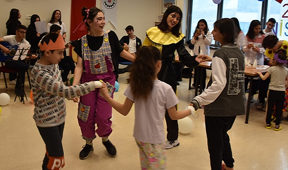 Öğrencilerden tedavi gören çocuklara büyük sürpriz…