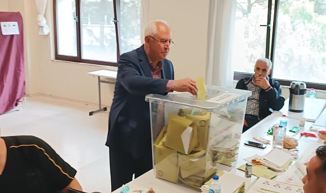 Selvitopu çifti oylarını kullandı