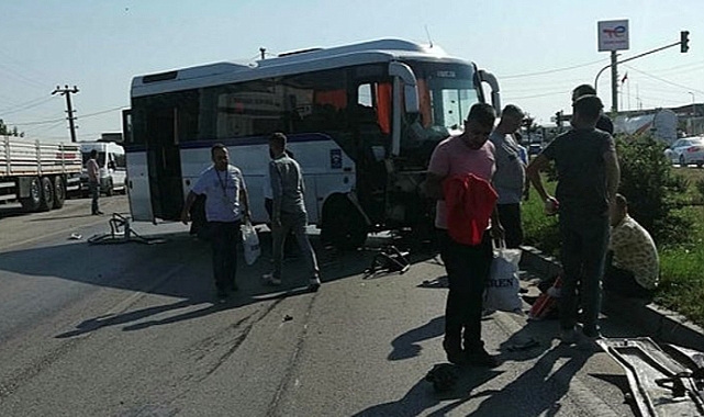 Akhisar'da işçi servisi ile traktör çarpıştı: 1 ölü, 10 yaralı