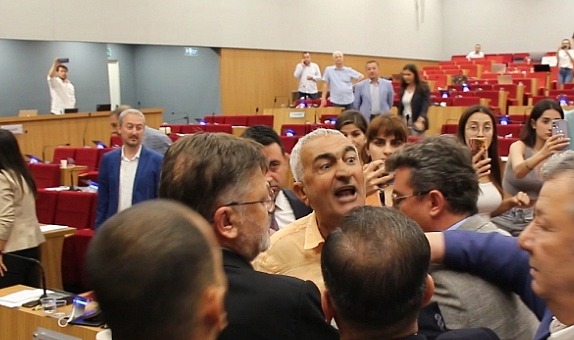 Büyükşehir Meclisi’nde arbede! Bavullu meclis üyesi tartışmanın fitilini ateşledi!