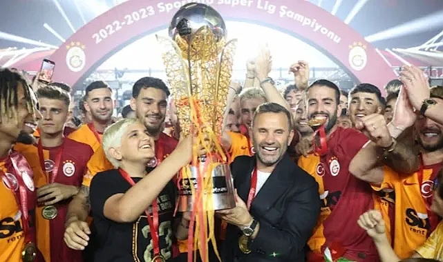 Galatasaray, şampiyonluk kupasını kaldırdı