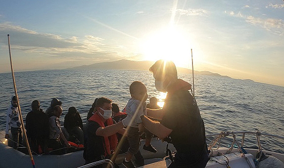 İzmir açıklarında düzensiz göçmenler kurtarıldı