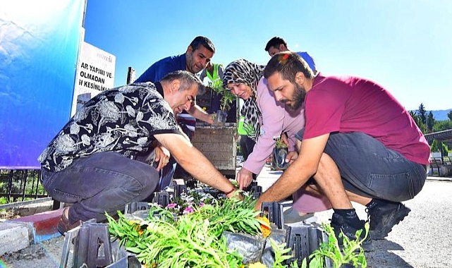İzmir Büyükşehir Belediyesi’nden mezarlıklarda çiçek sürprizi
