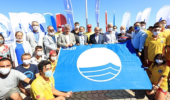 İzmir’de 41 halk plajının 40’ında Mavi Bayrak dalgalanıyor