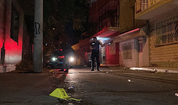 İzmir’de husumetliler arasında silahlı kavga: 2 ağır yaralı