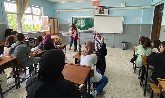 İzmir’de öğrenciler karnelerini aldı, yaz tatiline başladı