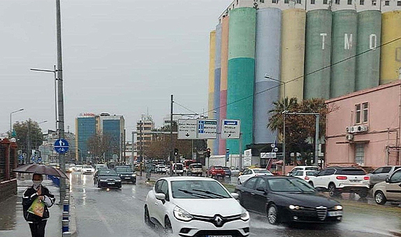 İzmir’de saat verildi, sağanak yağış devam ediyor