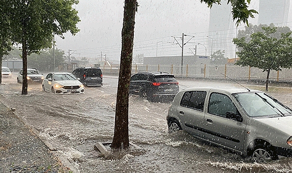 İzmir’de sağanak etkili oldu