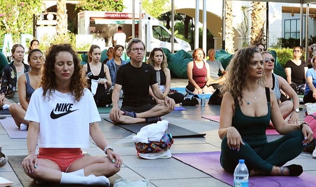 Karşıyaka'da en uzun güne yoga ile başladılar