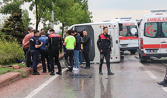 Konya’dan İzmir’e gelen jandarma personelini taşıyan araç devrildi: Yaralılar var!