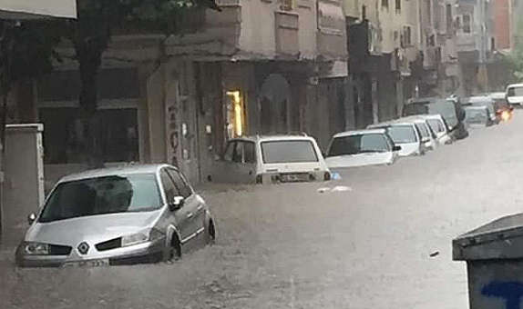 Manisa’da şiddetli sağanak zor anlar yaşattı