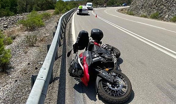 Motosiklet bariyerlere çarptı: 1 ölü