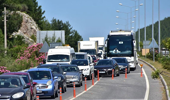 Muğla’da bayram hareketliliği başladı! Kilometrelerce araç kuyruğu oluştu