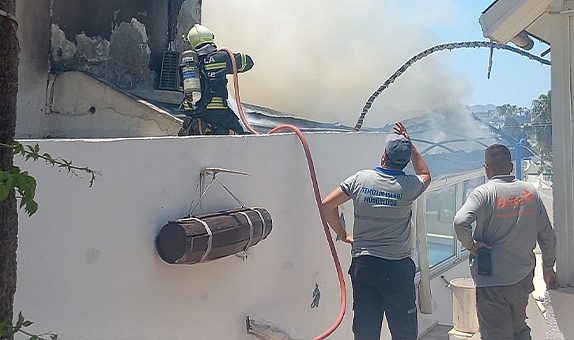 Otelde yangın çıktı, tatilciler panik oldu