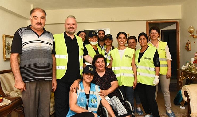 Temizlik İşleri ekibi personeli gibi girdiği evde temizlik yaptı