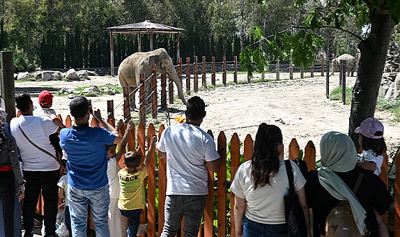 Bayramda çocuklu ailelerin tercihi İzmir Doğal Yaşam Parkı oldu