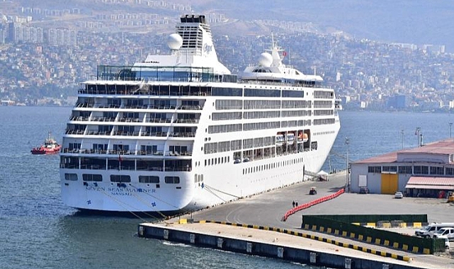 Bu yılın 10’uncu kruvaziyer gemisi de İzmir’e yanaştı