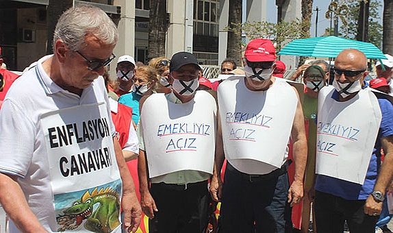 Emeklilerden maaş tepkisi… Enflasyon canavarı emeklilere nefes aldırmadı