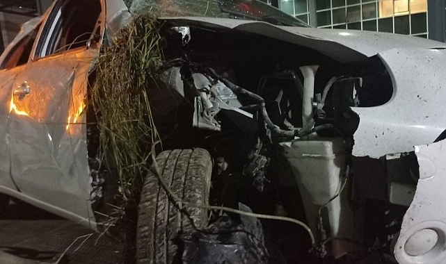 İzmir'de feci kaza! Otomobil elektrikli motosiklete çarptı, 7 kişi yaralandı