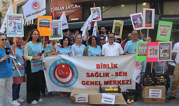 İzmir’de sağlıkçılardan soğan, patates ve gevrekli protesto!