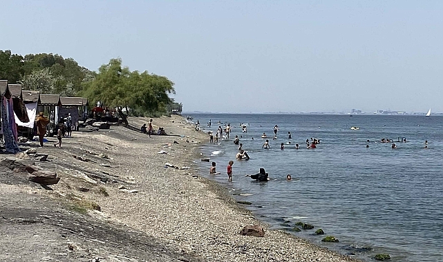İzmir’de termometre 40 dereceyi gösterdi! İzmirliler sıcakta gölge aradı