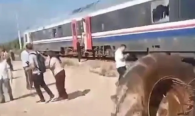 İzmir’de traktör ile tren çarpıştı: 1’i ağır 4 yaralı