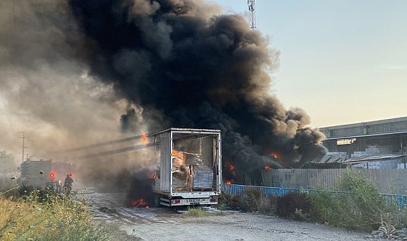 İzmir’de yalıtım malzemeleri fabrikasının bahçesinde çıkan yangın kontrol altına alındı