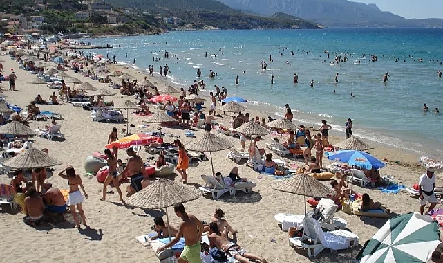 İzmirliler aşırı sıcaklardan nefes almak için yakın çevredeki plajlara akın etmeye başladı.